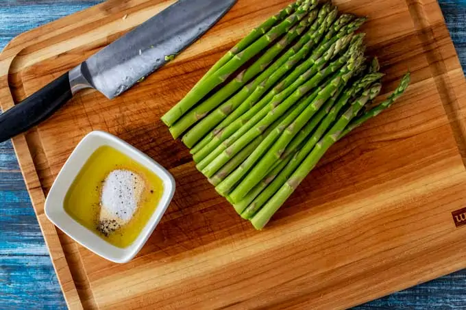 Photo of the asparagus ready to go in the oven.