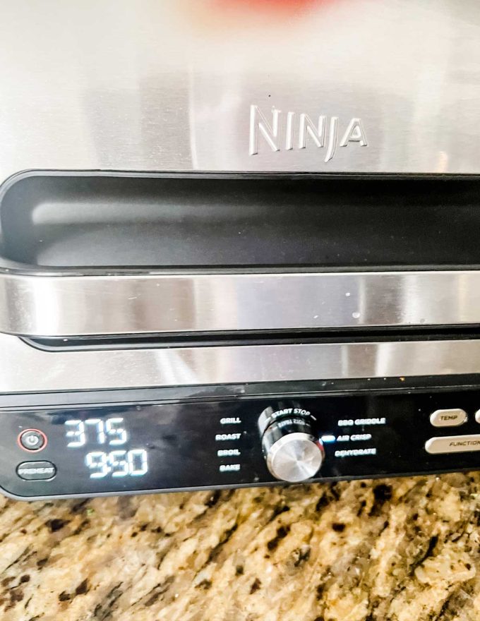 Photo of a Ninja Foodi Grill set to 375° F on the air crisp function.